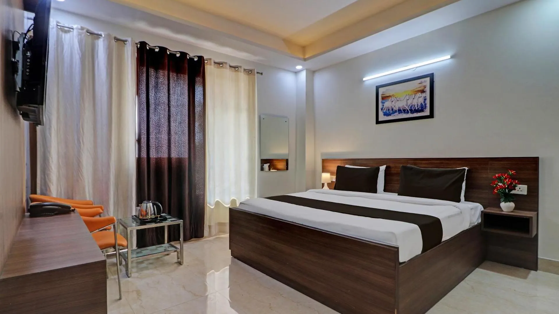 Oyo The Indian Hotel Gurgaon 4*,