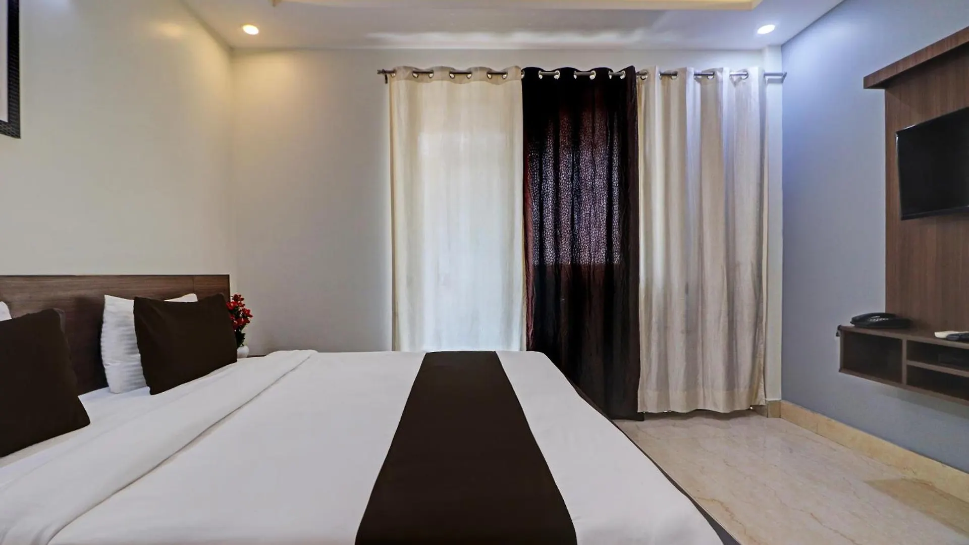 Oyo The Indian Hotel Gurgaon