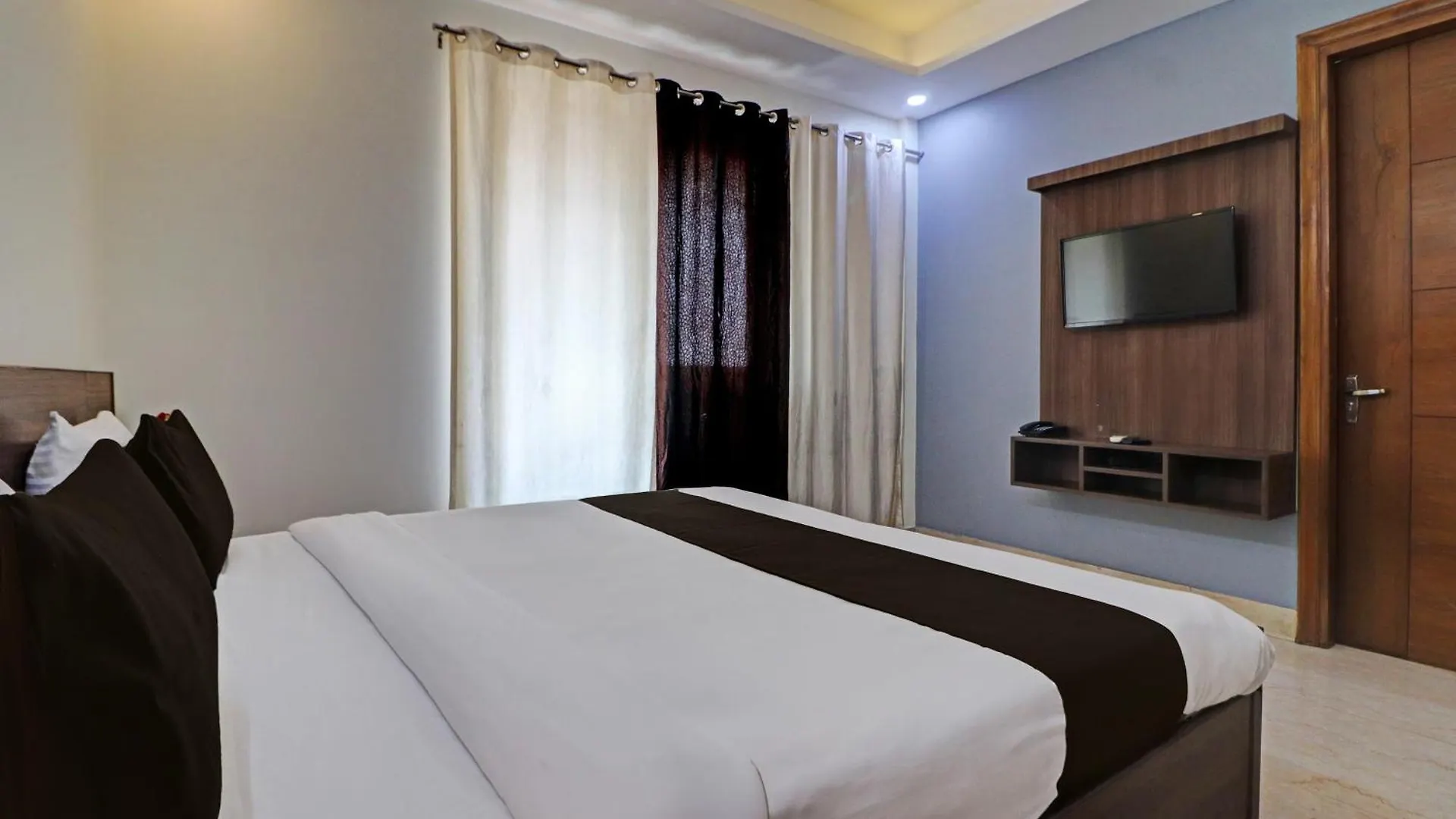 Oyo The Indian Hotel Gurgaon